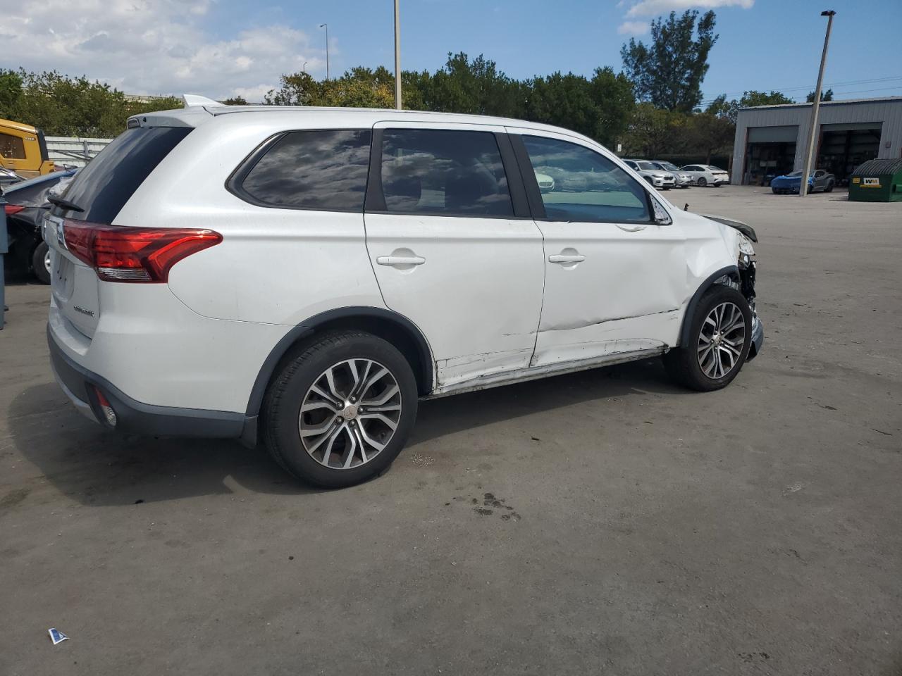2017 Mitsubishi Outlander - Image 3