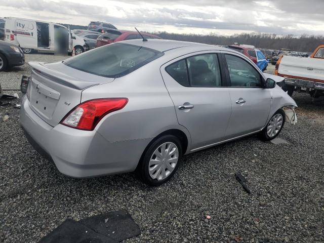  NISSAN VERSA 2017 Srebrny