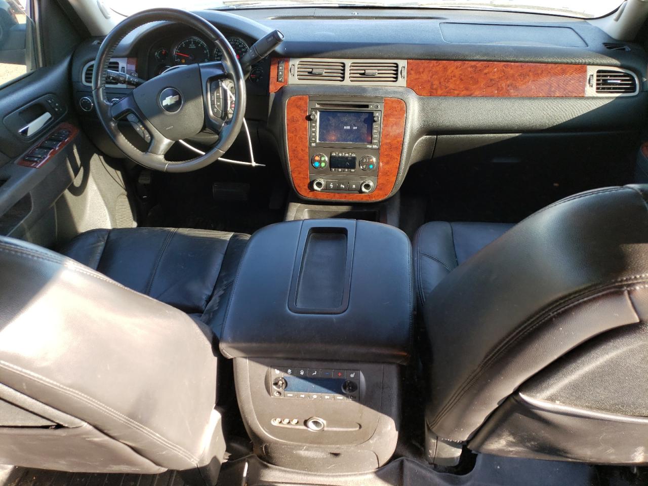 2010 Chevrolet Suburban - Image 8