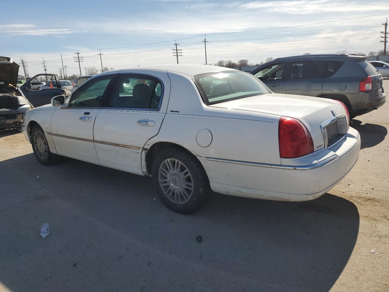 2006 Lincoln Town Car - Image 2