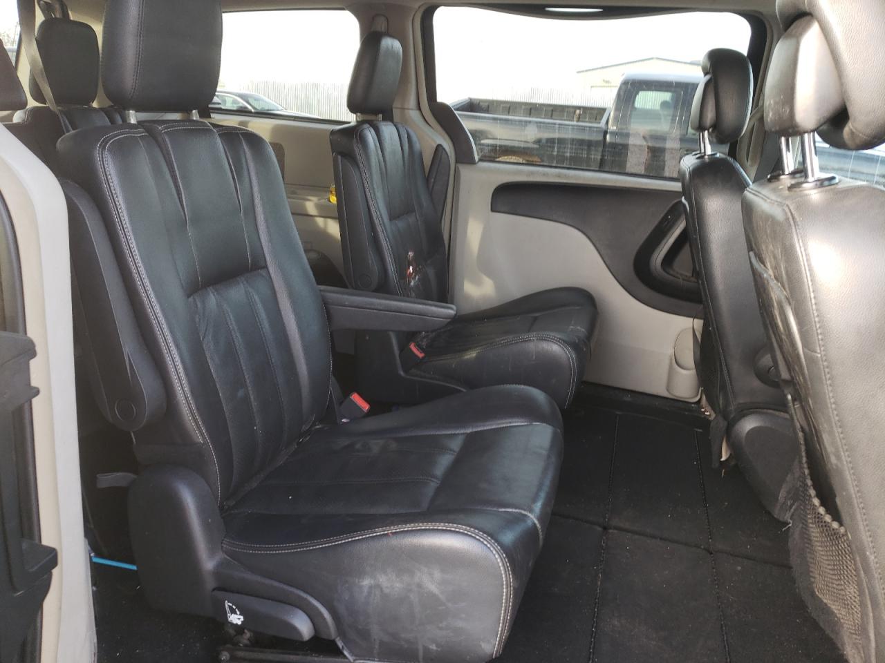 2012 Chrysler Town & Country - Image 11