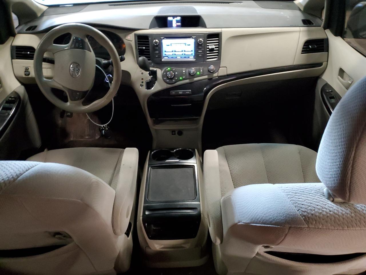 2012 Toyota Sienna - Image 8
