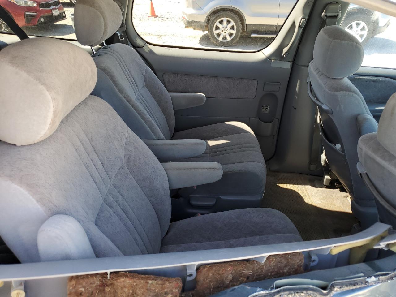 2000 Toyota Sienna - Image 11