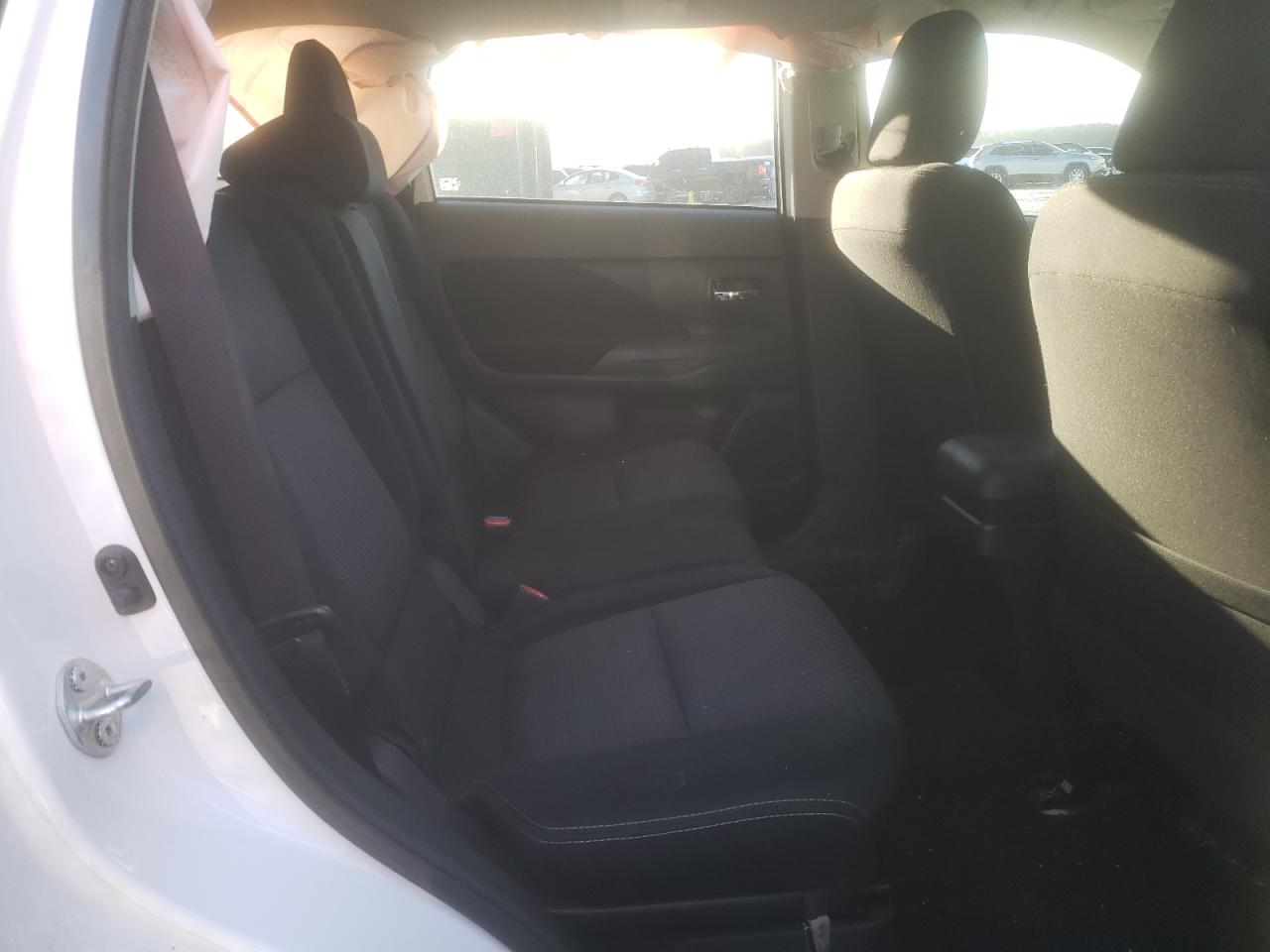 2017 Mitsubishi Outlander - Image 11