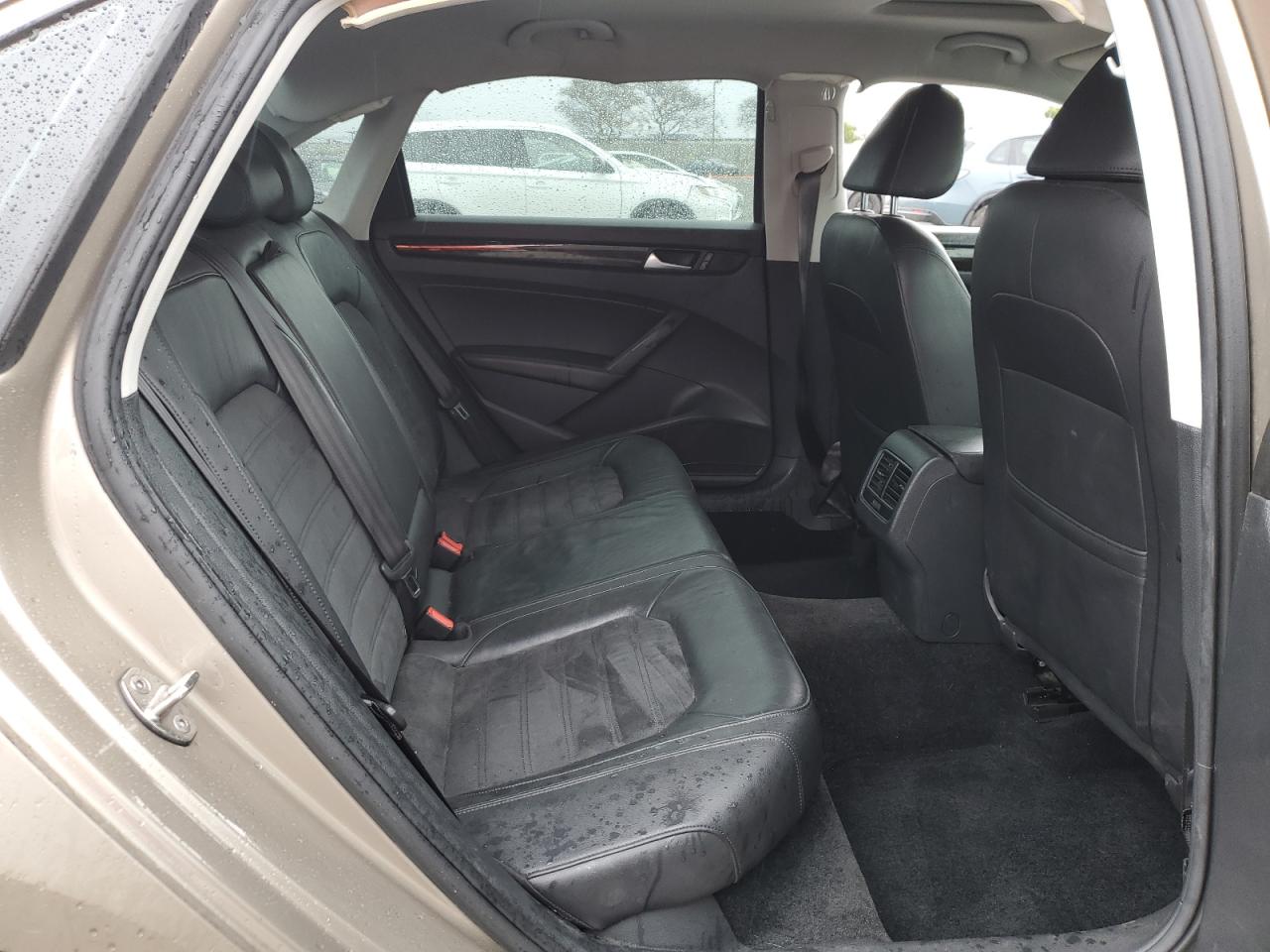 2015 Volkswagen Passat - Image 10