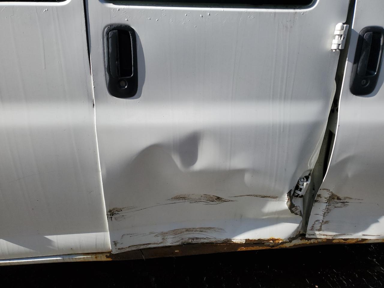 2011 Chevrolet Express - Image 10