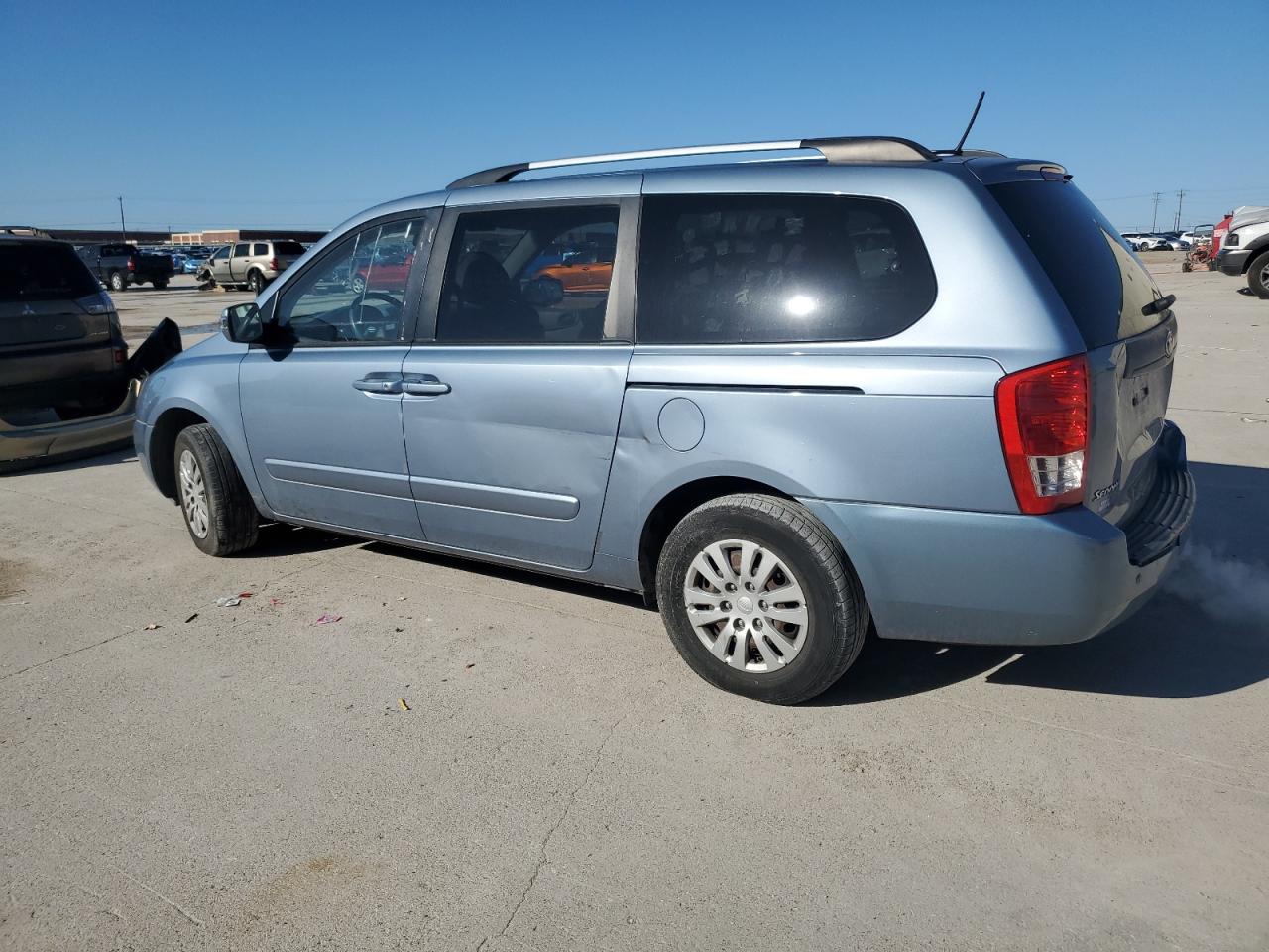 2014 Kia Sedona - Image 2