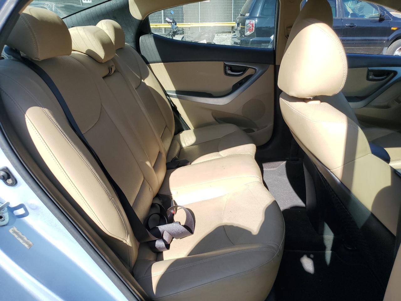 2011 Hyundai Elantra - Image 10
