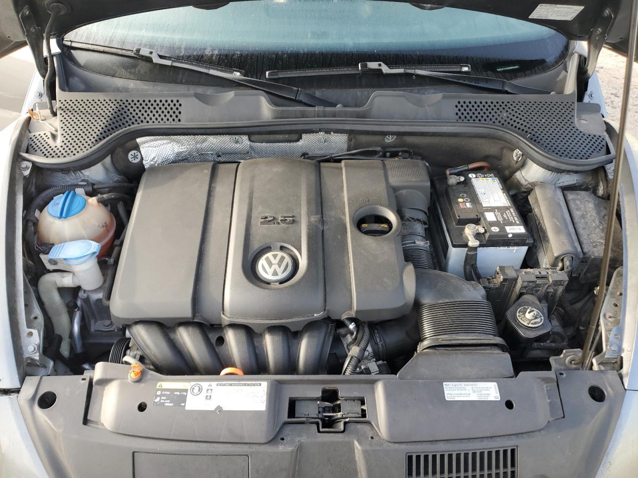 2013 Volkswagen Beetle - Image 11