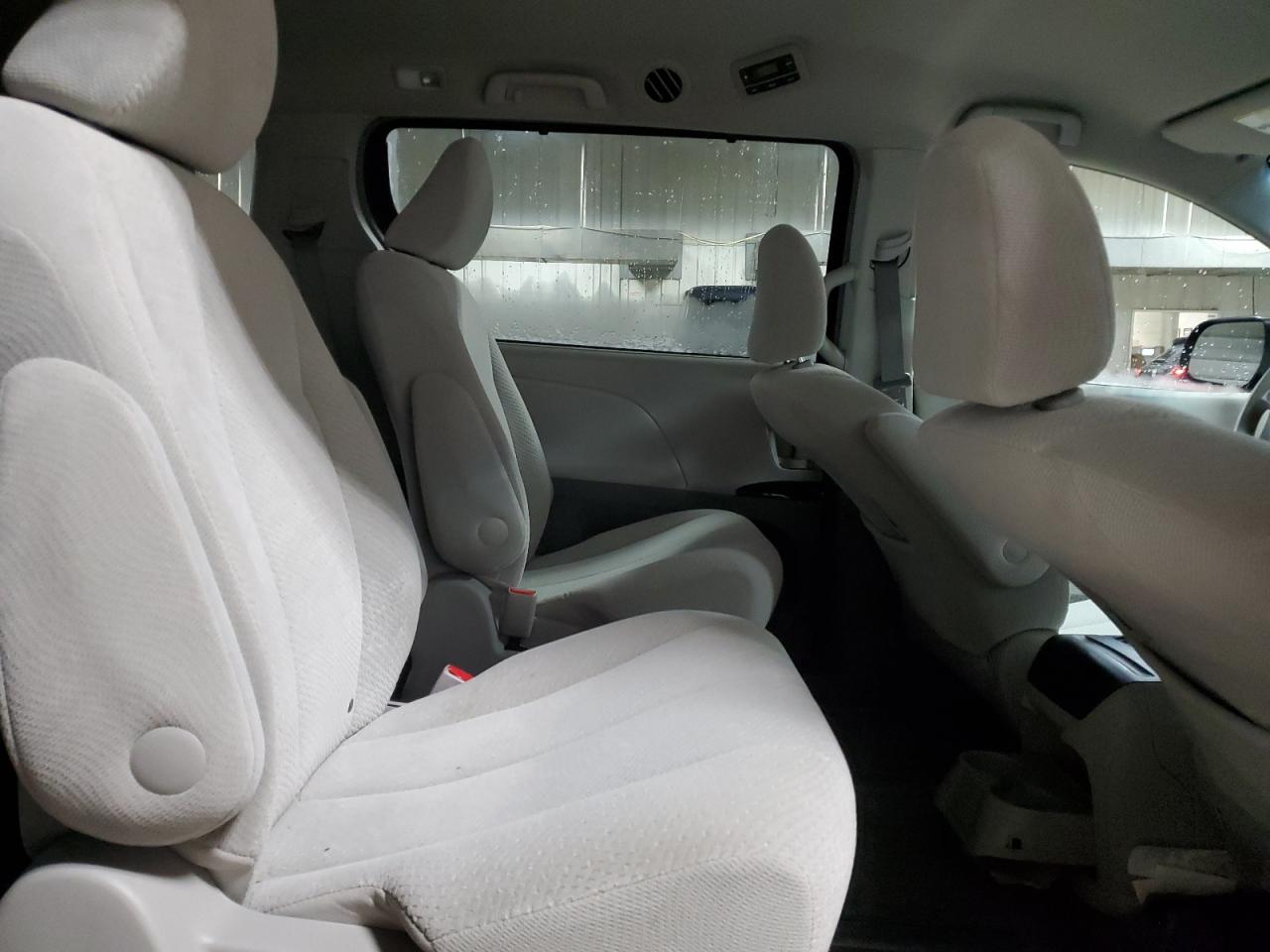 2013 Toyota Sienna - Image 11