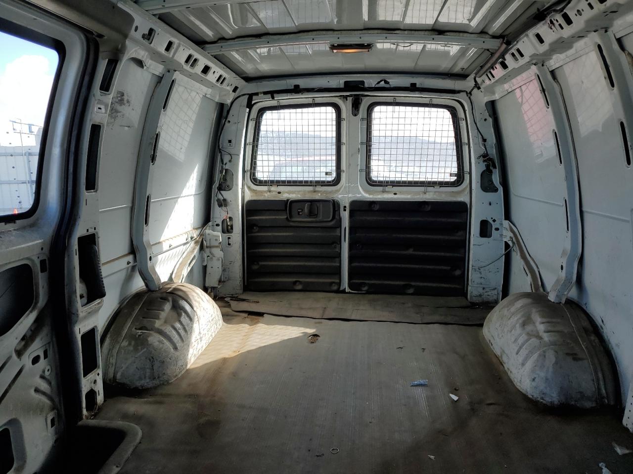2005 Chevrolet Express - Image 10