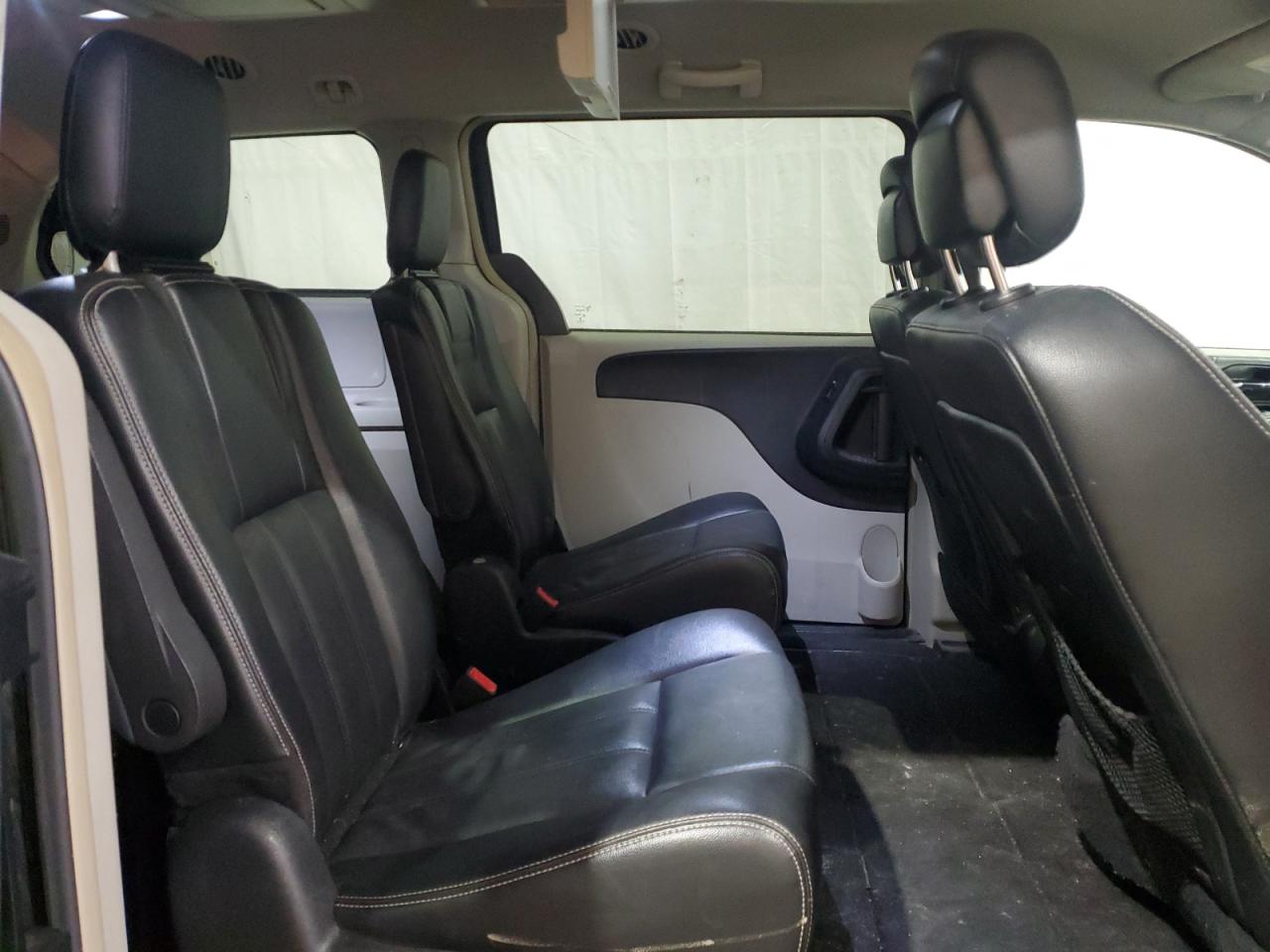 2015 Chrysler Town & Country - Image 11