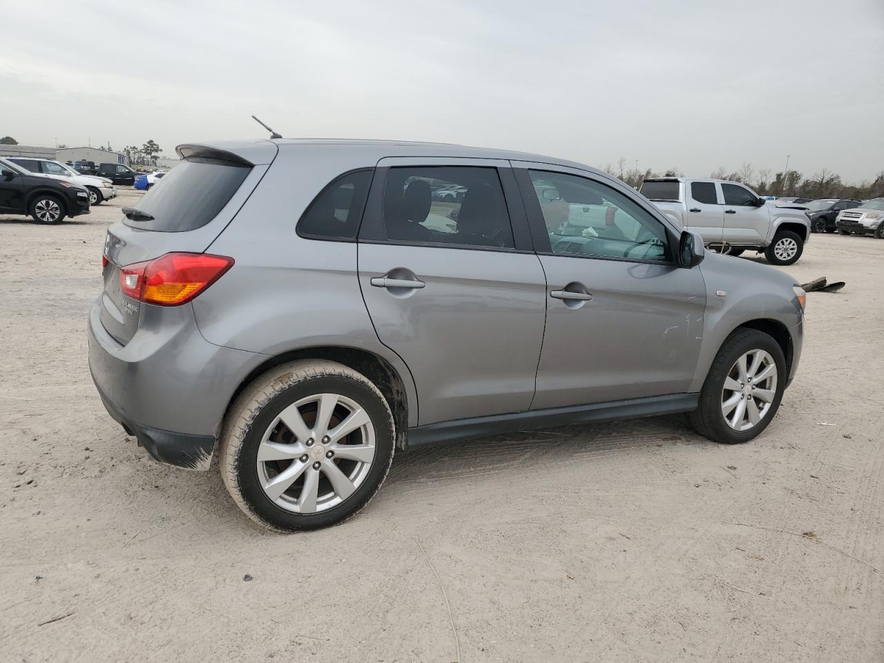 2014 Mitsubishi Outlander - Image 3