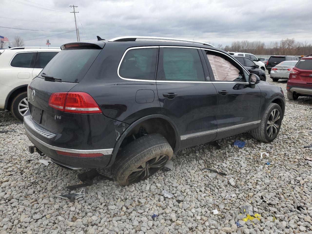 2017 Volkswagen Touareg - Image 3