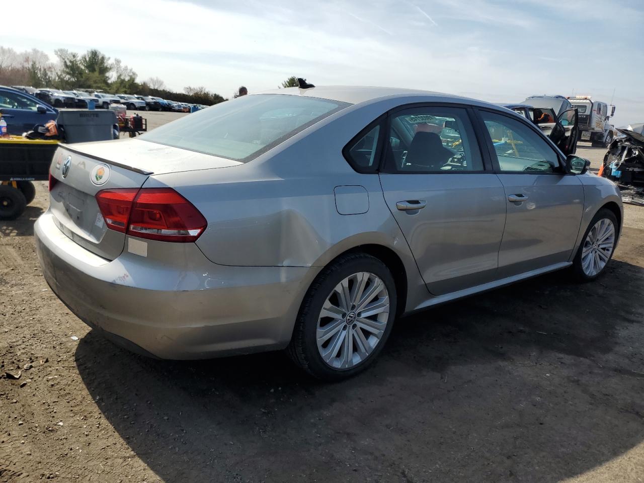 2014 Volkswagen Passat - Image 3