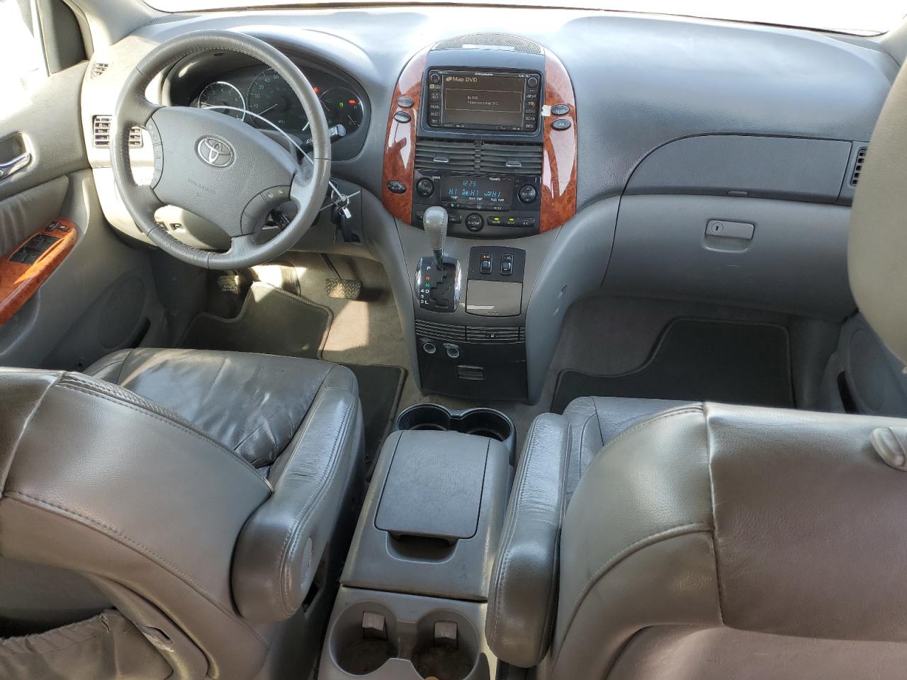2010 Toyota Sienna - Image 8