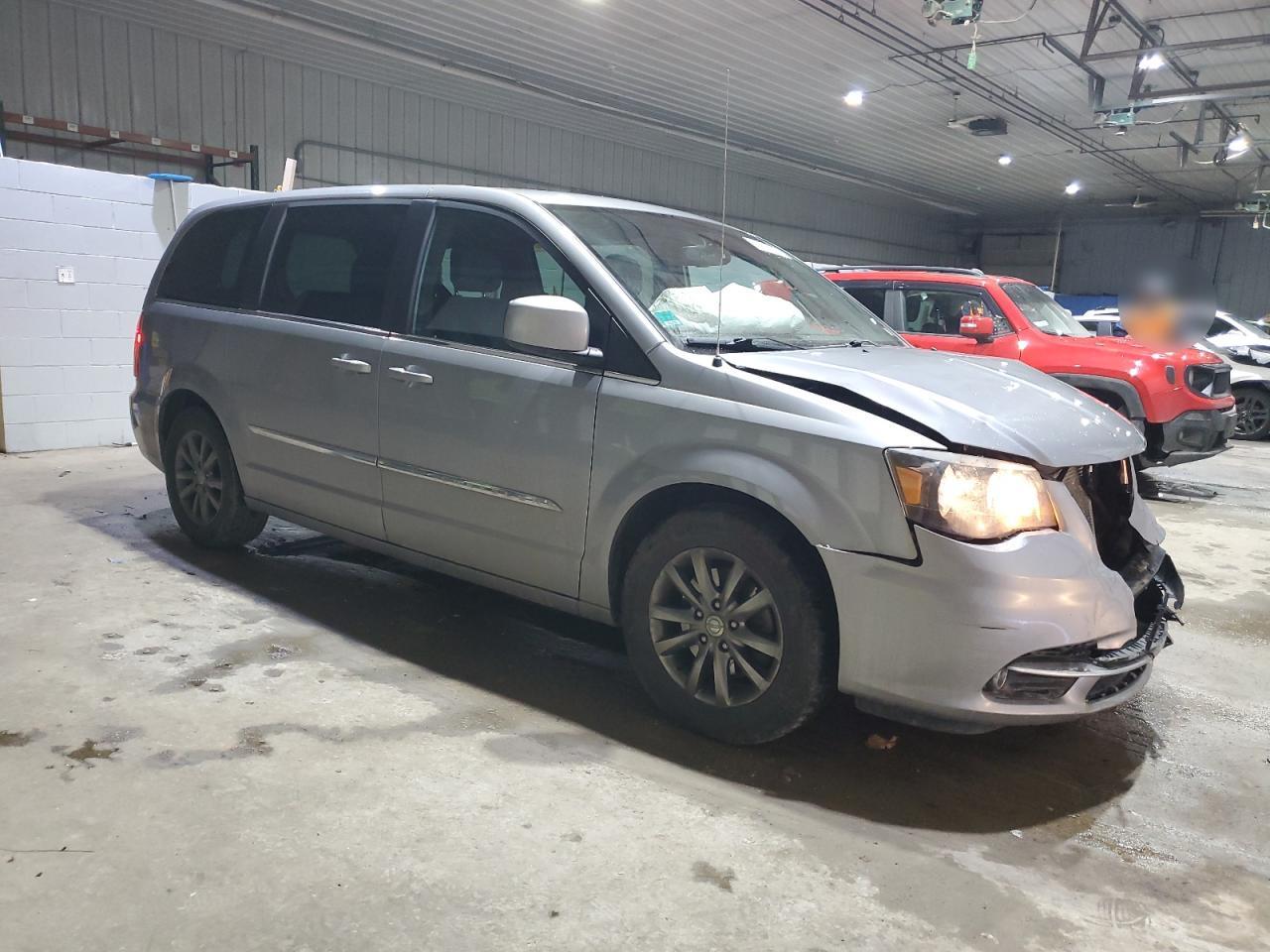 2015 Chrysler Town & Country - Image 4