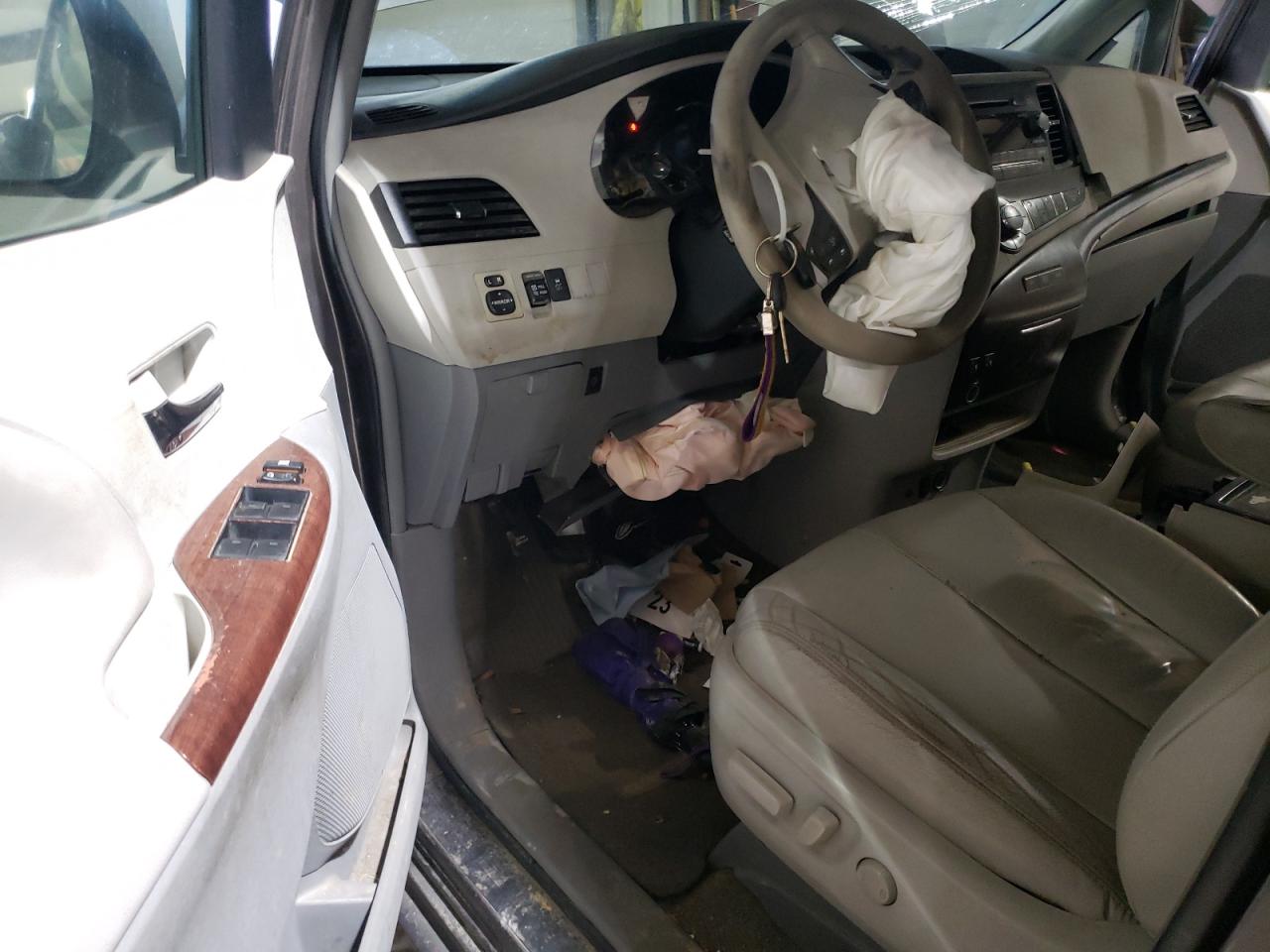 2012 Toyota Sienna - Image 8