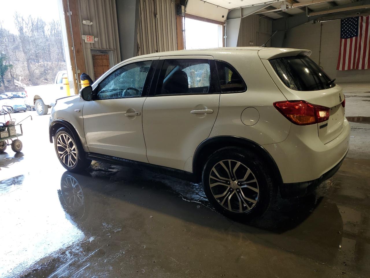 2016 Mitsubishi Outlander - Image 2