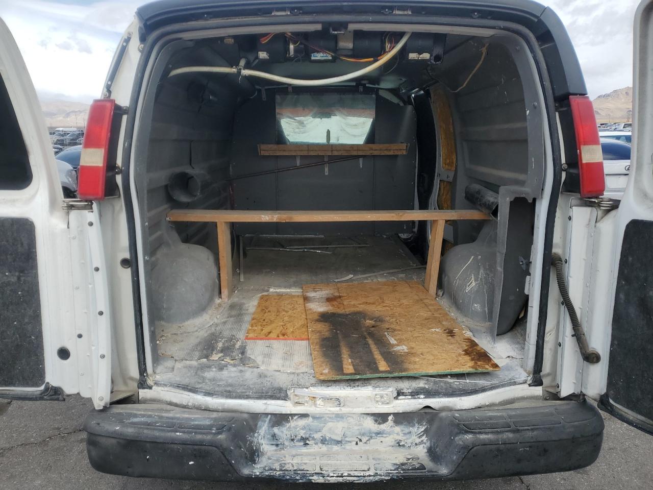2006 Chevrolet Express - Image 10