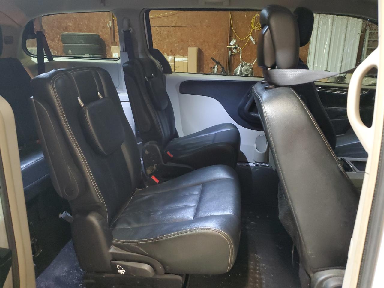 2016 Chrysler Town & Country - Image 11