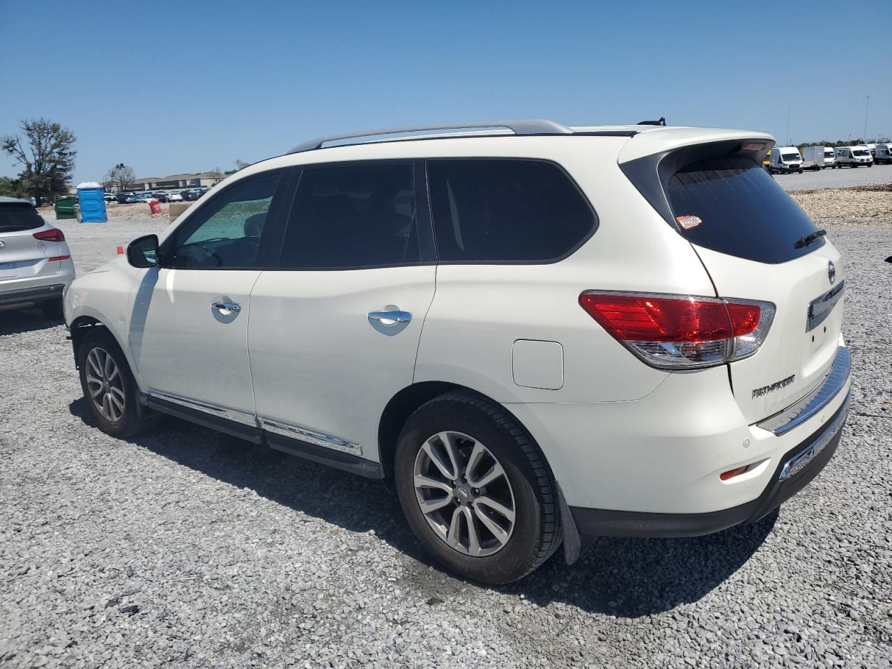 2015 Nissan Pathfinder - Image 2
