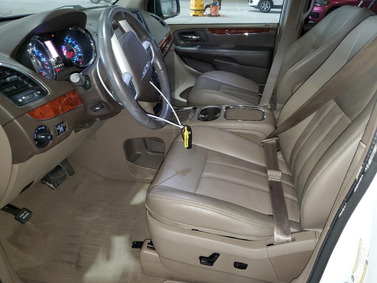2014 Chrysler Town & Country - Image 7