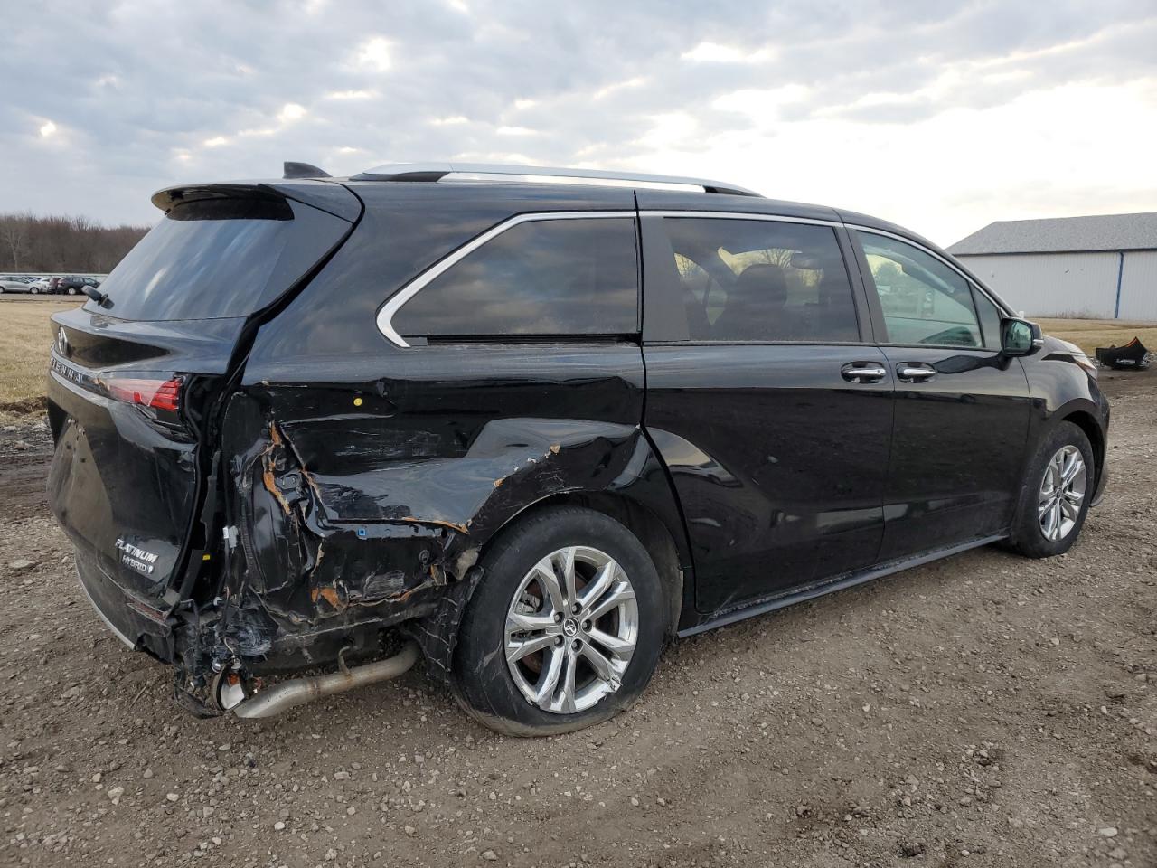 2023 Toyota Sienna - Image 3