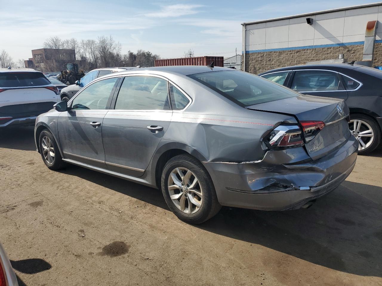 2017 Volkswagen Passat - Image 2