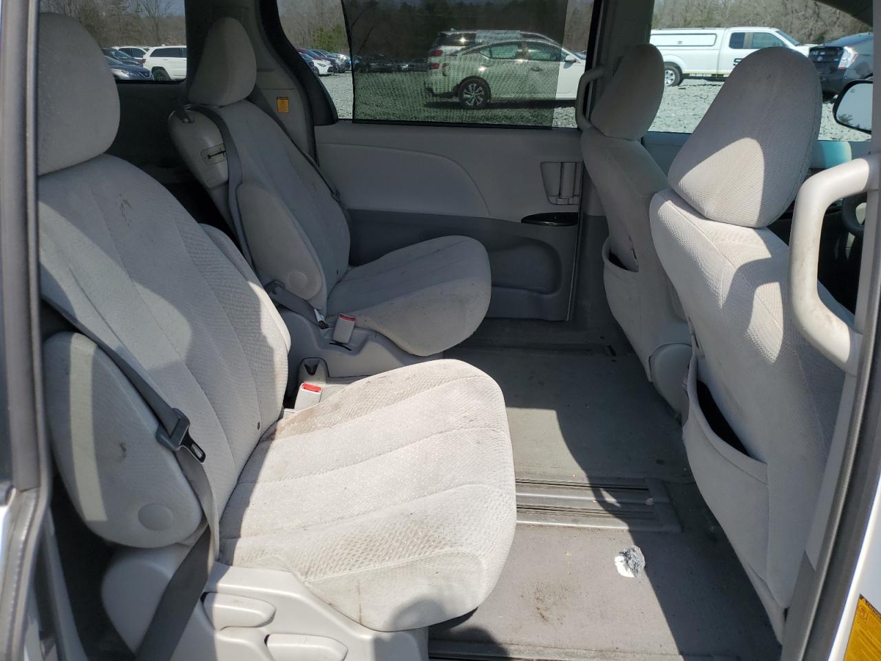 2011 Toyota Sienna - Image 11
