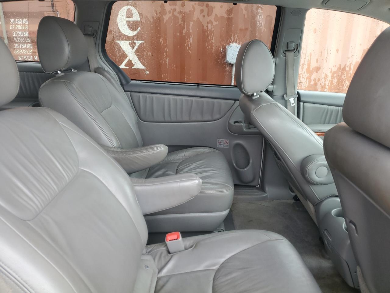 2010 Toyota Sienna - Image 11