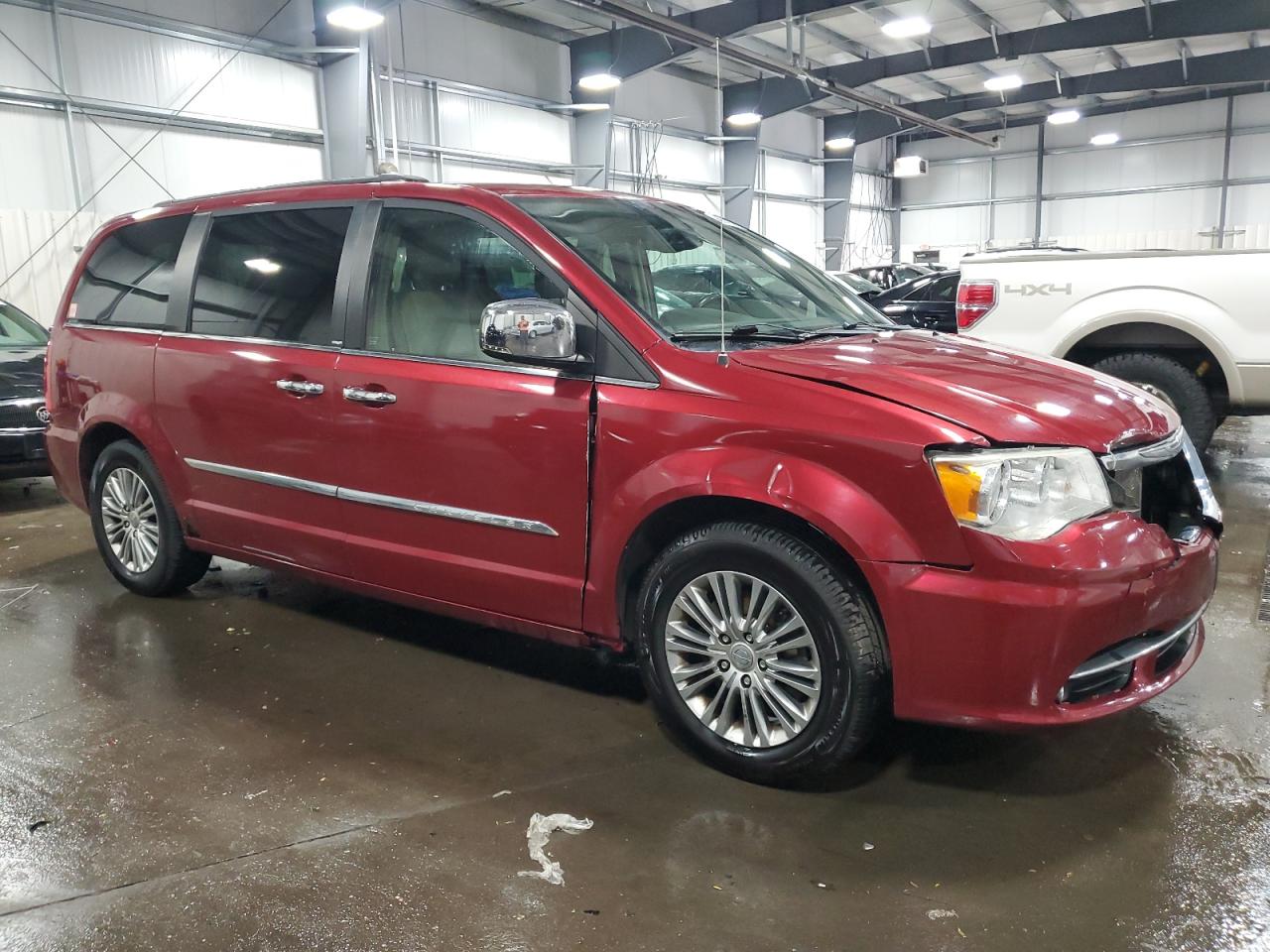 2013 Chrysler Town & Country - Image 4