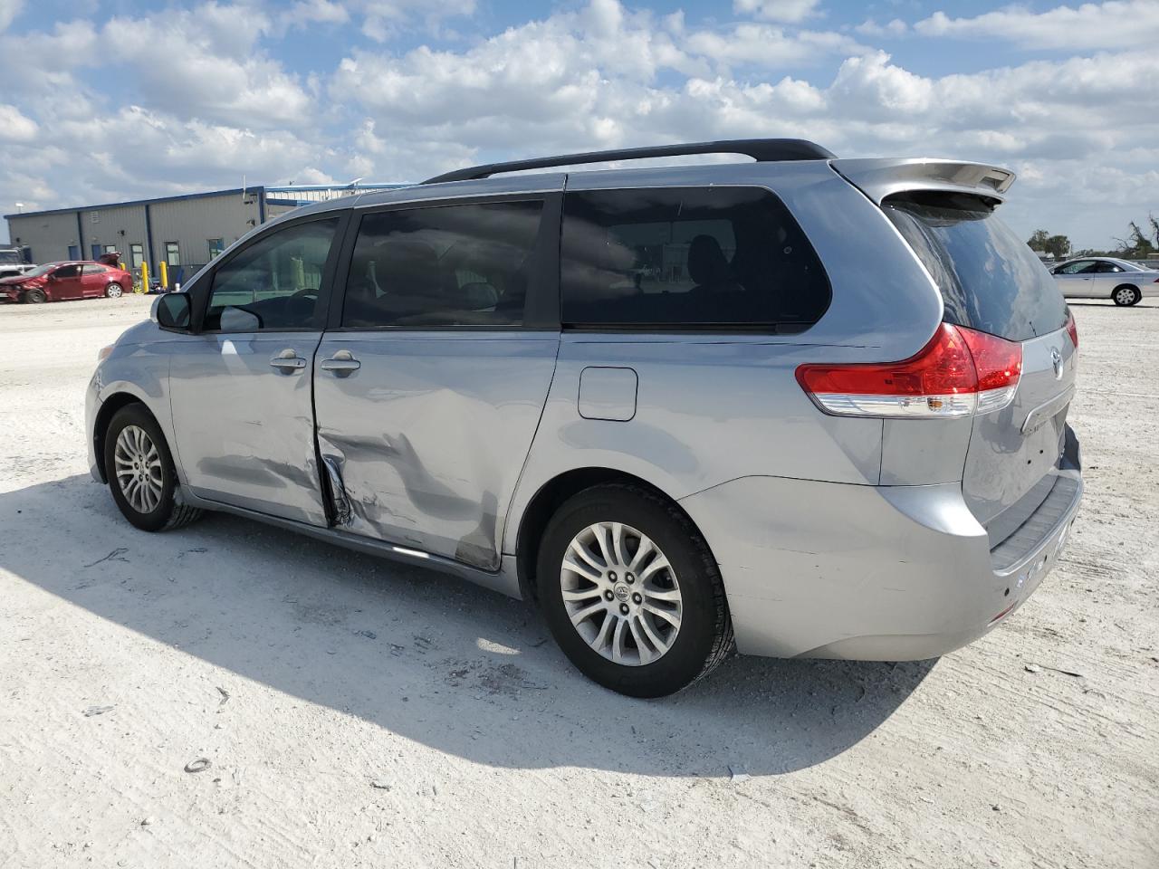 2013 Toyota Sienna - Image 2