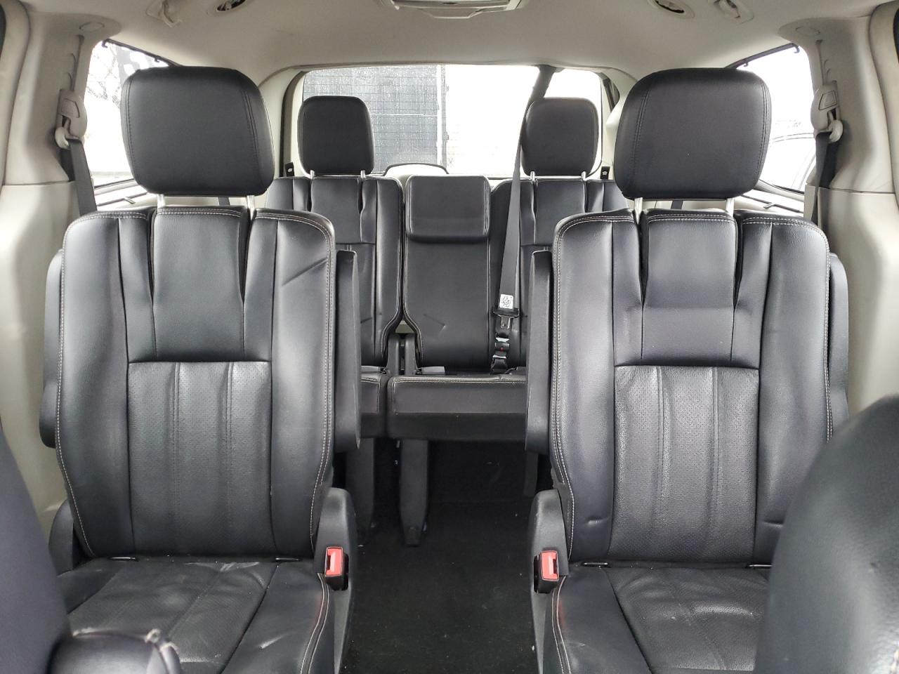 2013 Chrysler Town & Country - Image 10