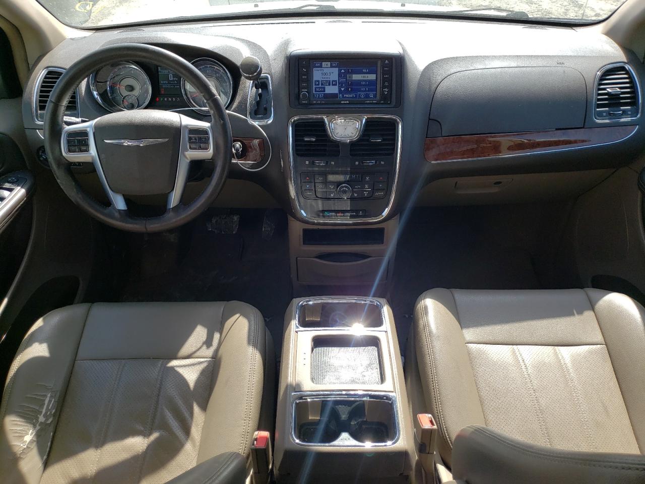 2011 Chrysler Town & Country - Image 8