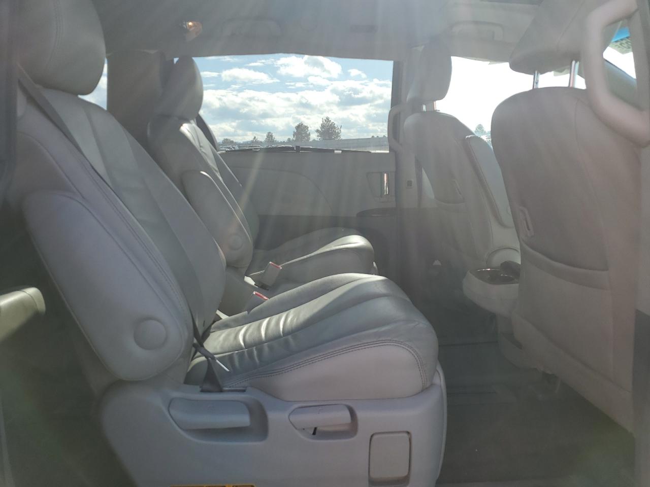 2013 Toyota Sienna - Image 11