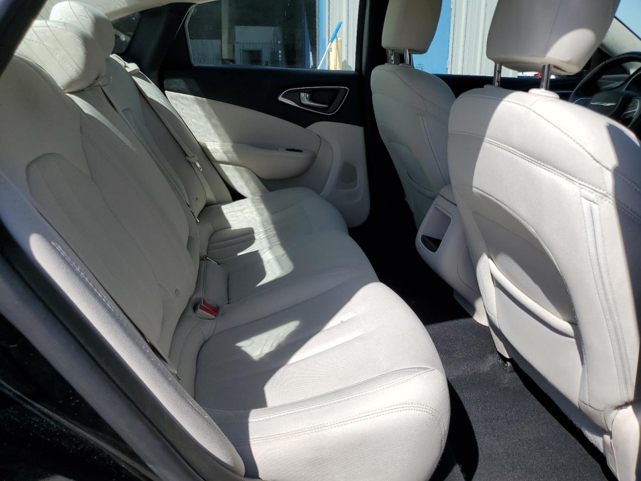 2016 Chrysler 200 - Image 10