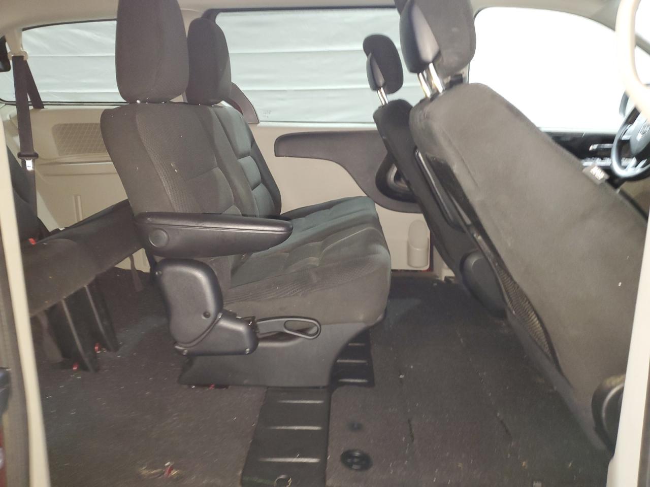 2017 Dodge Caravan - Image 11
