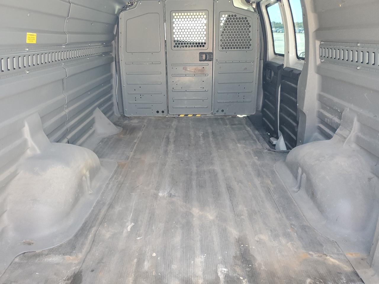 2011 Chevrolet Express - Image 10