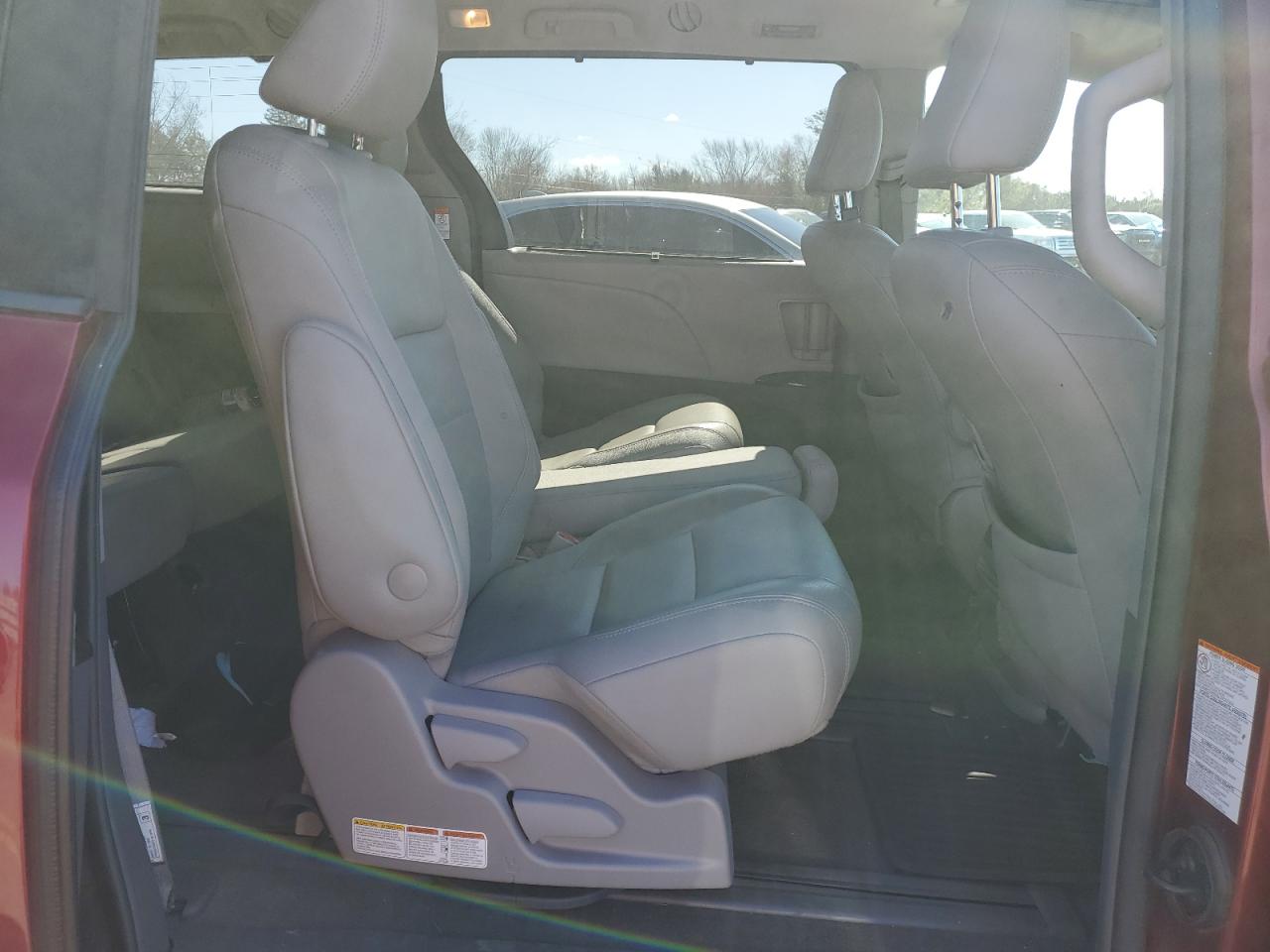 2018 Toyota Sienna - Image 11
