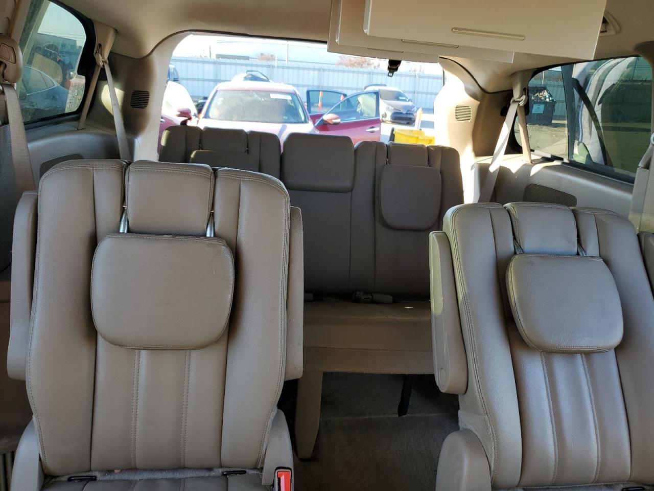 2016 Chrysler Town & Country - Image 10