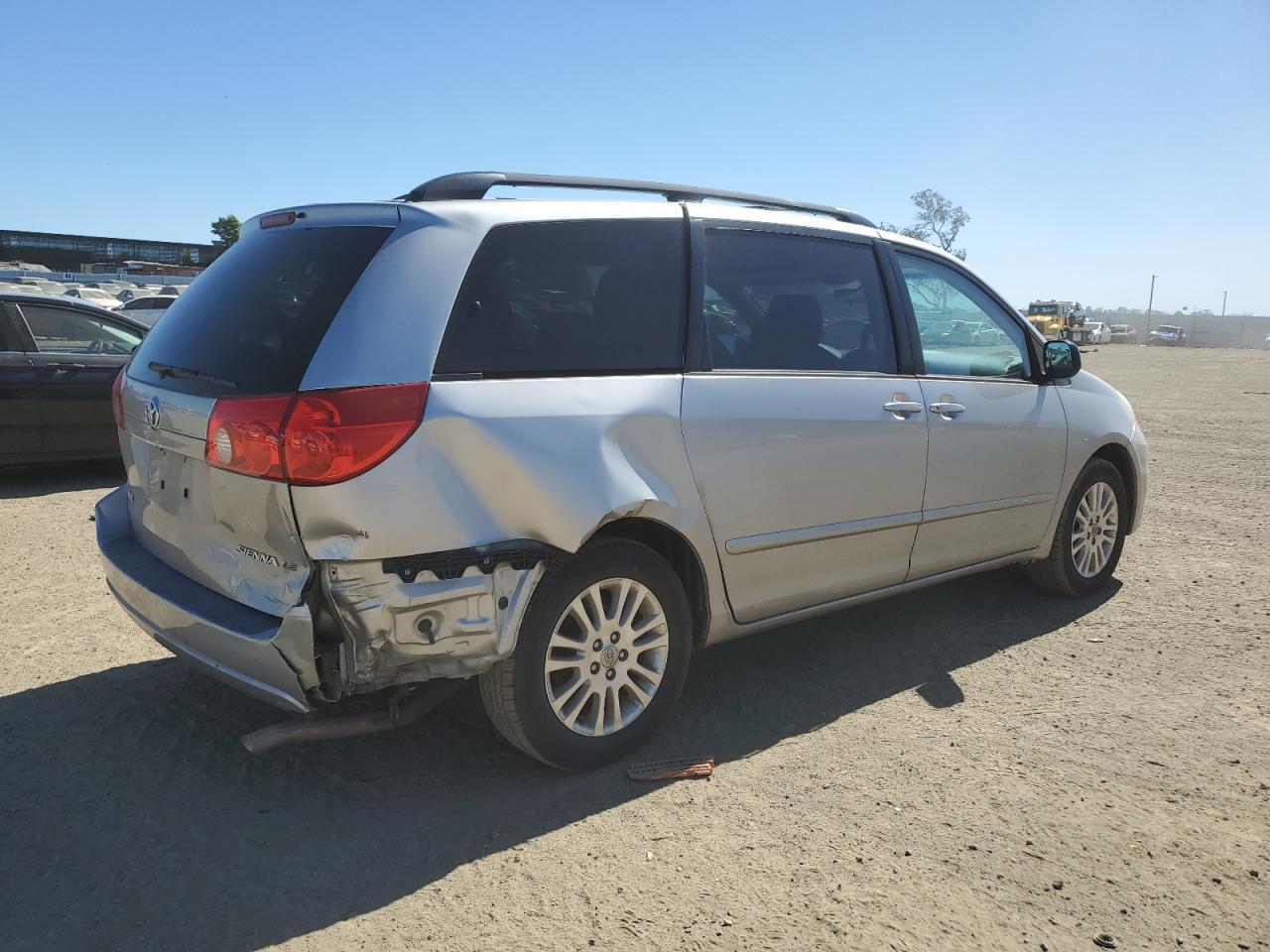 2010 Toyota Sienna - Image 3