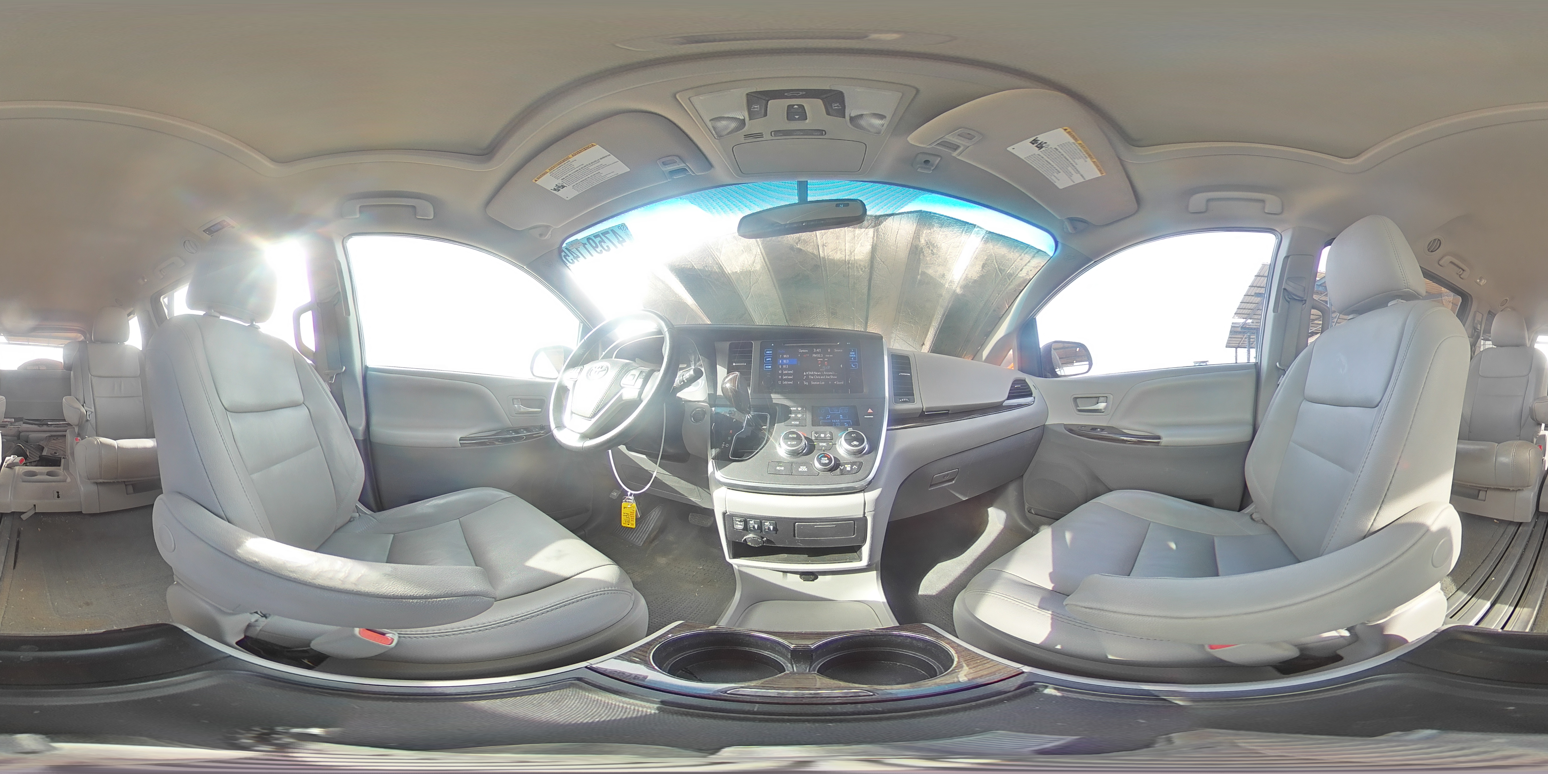 2017 Toyota Sienna - Image 13