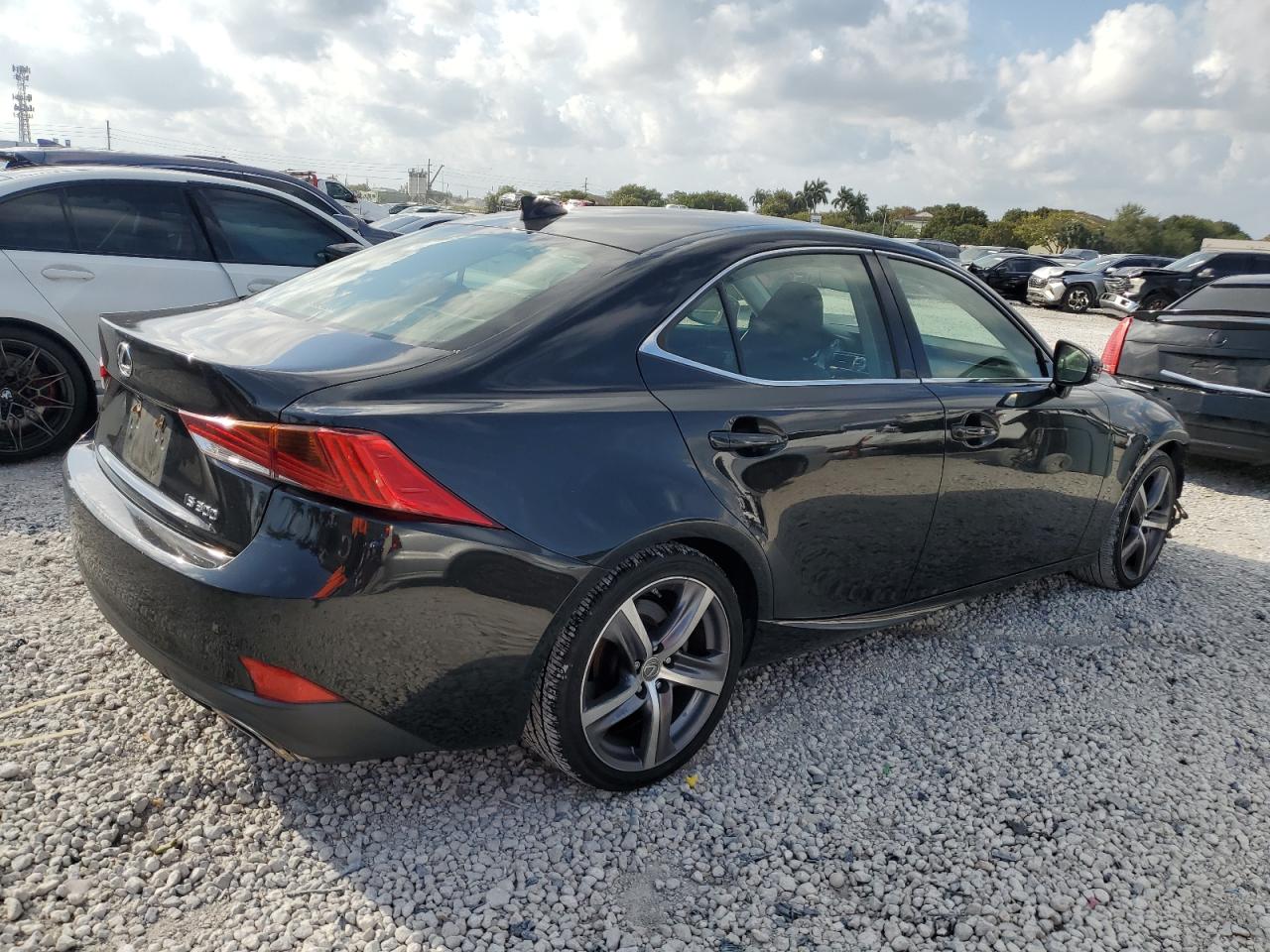 2018 Lexus IS - Image 3
