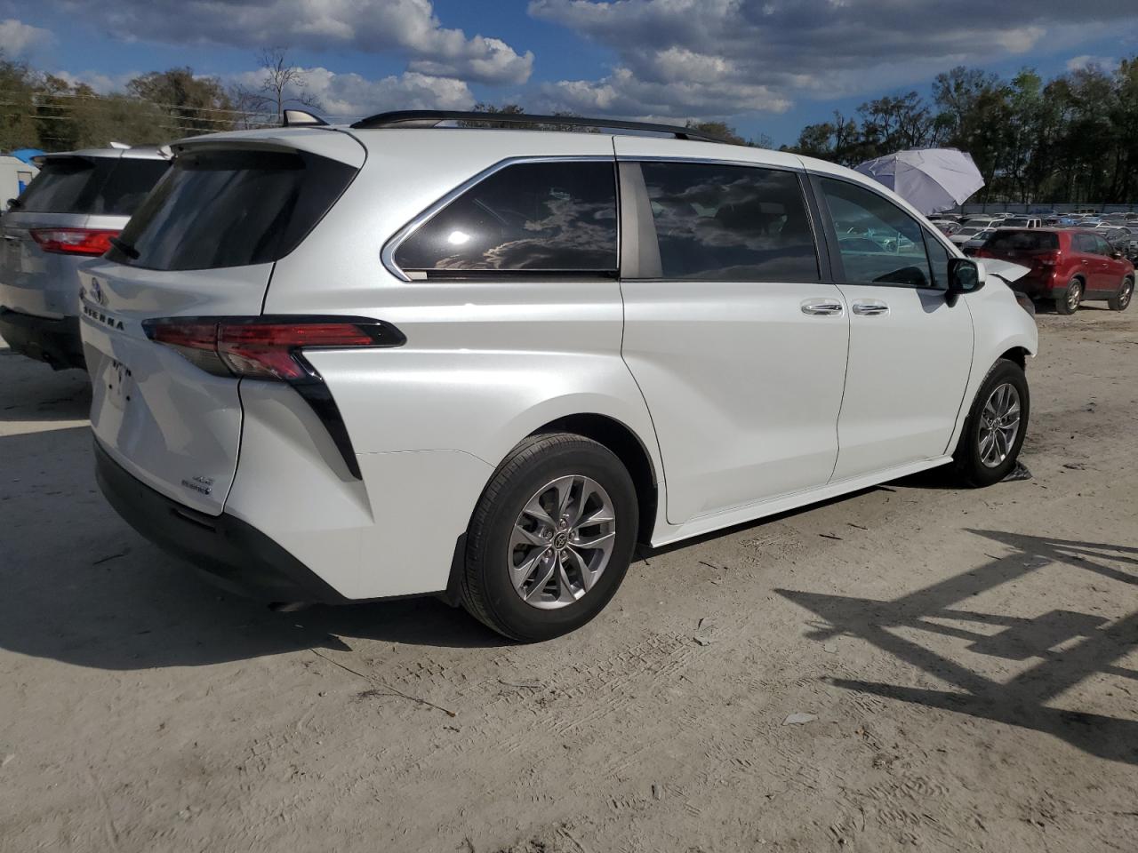 2022 Toyota Sienna - Image 3