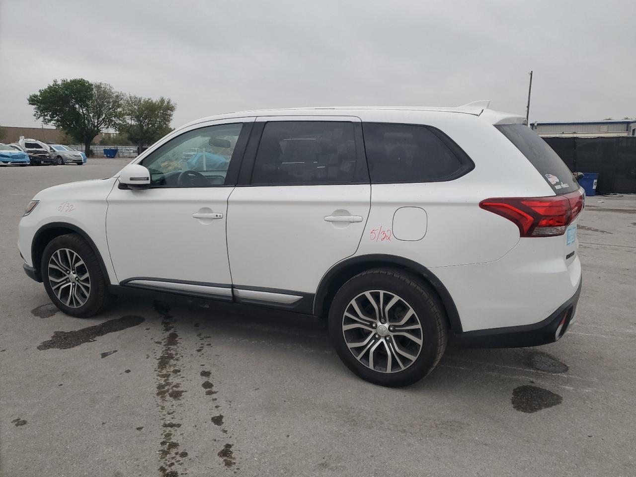 2018 Mitsubishi Outlander - Image 2