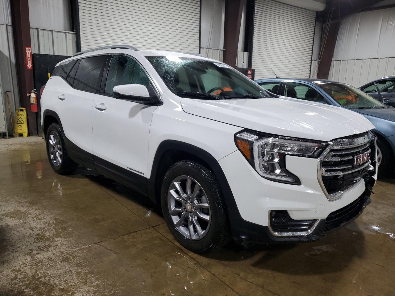 2022 GMC Terrain - Image 4