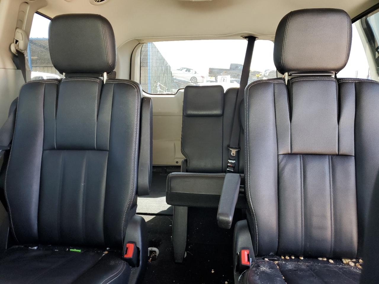 2016 Chrysler Town & Country - Image 10