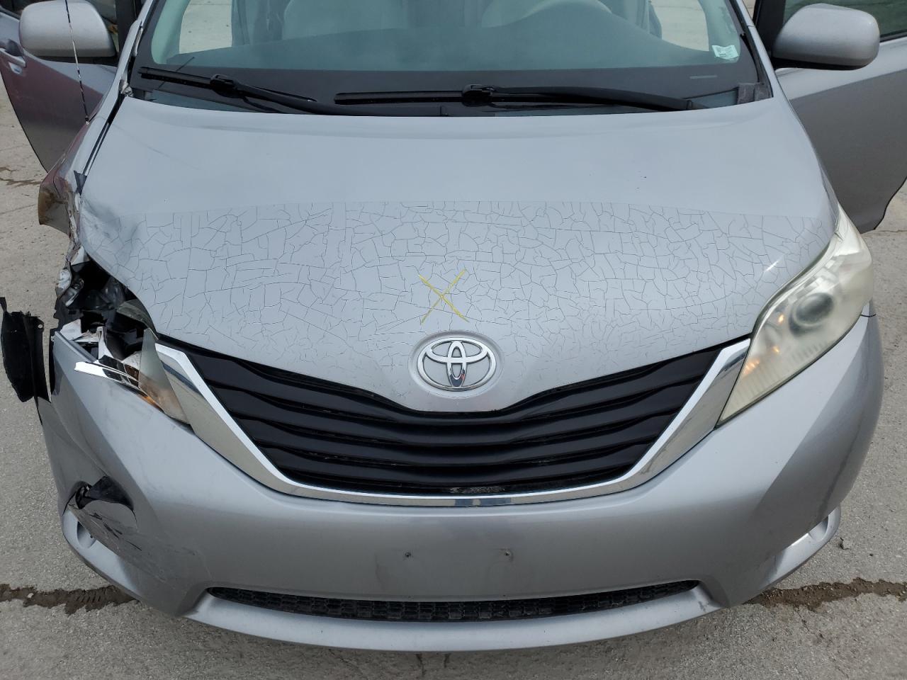 2011 Toyota Sienna - Image 12