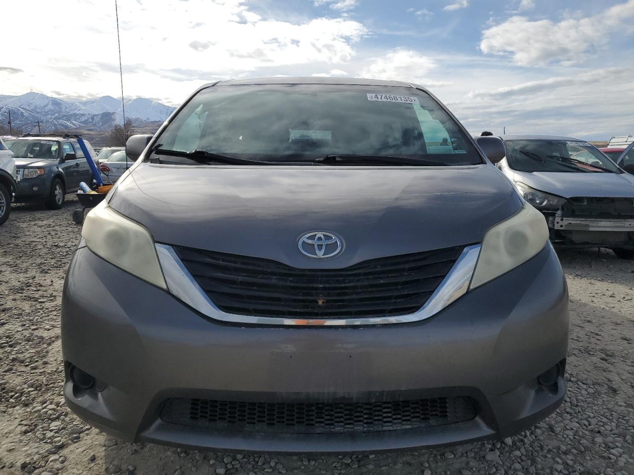 2011 Toyota Sienna - Image 5